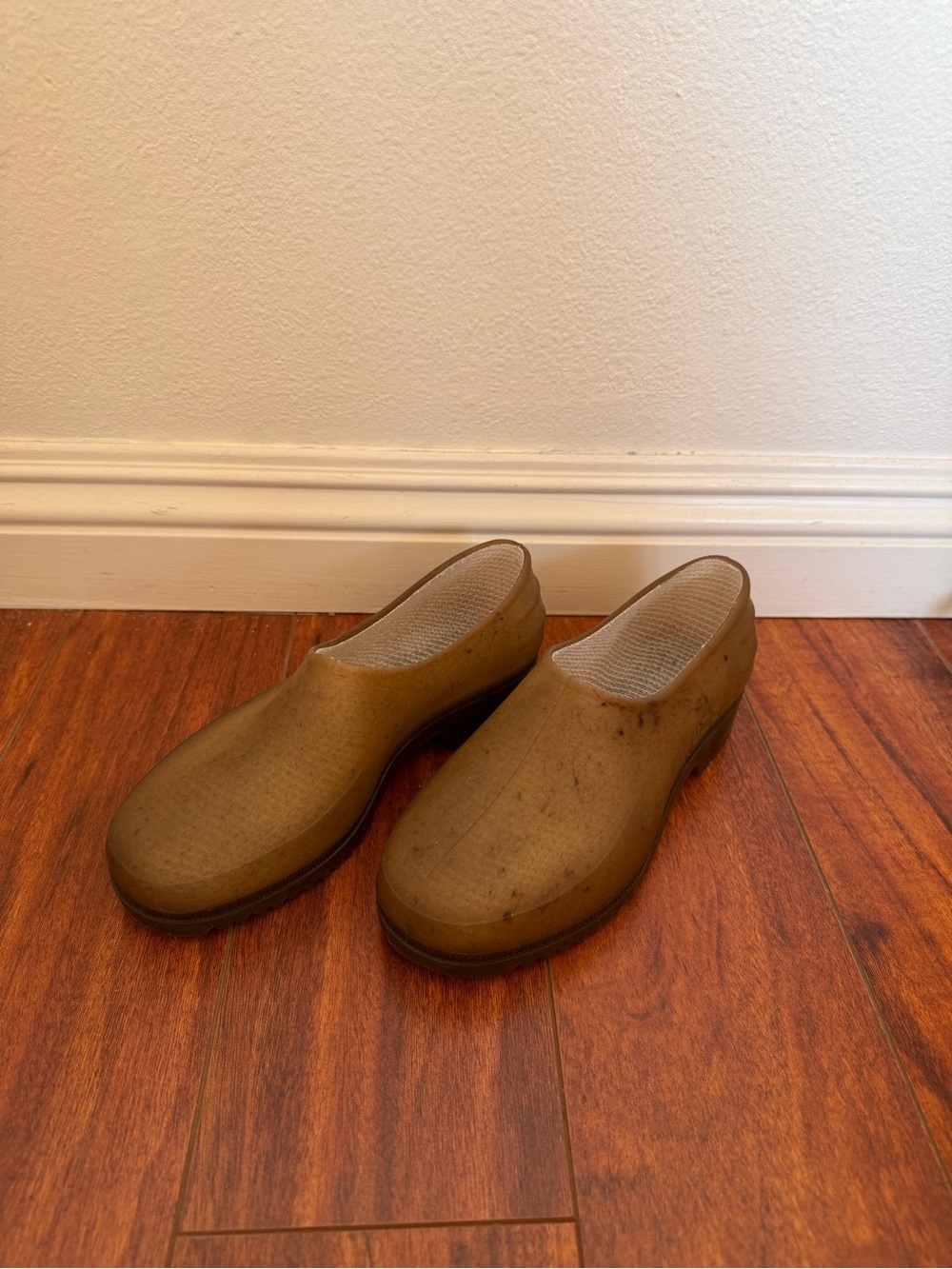 GARDENHEIR FRENCH RECYCLED HEMP GARDEN CLOGS IN SEPIA